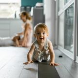Bebelus in garsoniera: cum amenajezi un spatiu functional in apartament mic